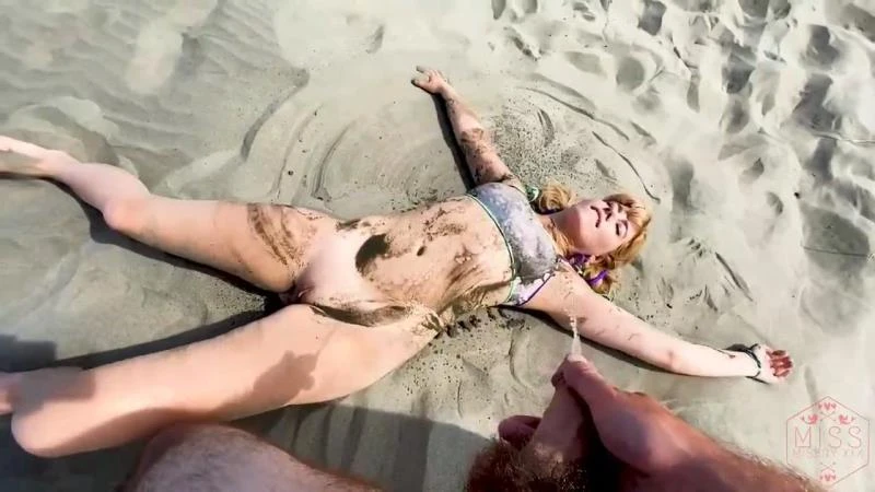 Couple Go Wild On A Public Beach (Comshot, Dirty Urine) - Missmiseryxxx (2023 | HD)