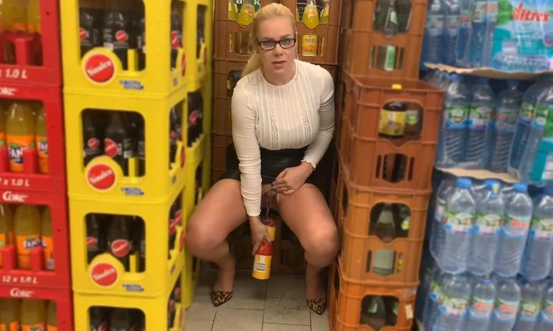 Mega Extreme Bold In The Chips Can Pissed In The Supermarket (Pissing On Pussy, Pissed Woman) (2023 | HD)