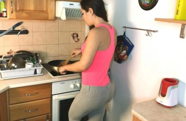 Cooking Break (Fully Clothed Pissin, Gyno) - Lara Fox (2023 | HD)
