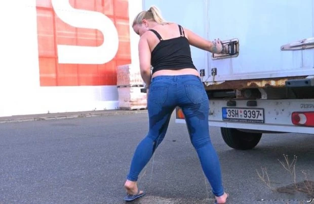 Busy Street (Pissing In Action, Squirting) - Licky Lex (2023 | HD)