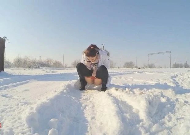Pee Despertion In The Snow (Selfpee, Gaping Pussy) - Wet Kelly (2023 | FullHD)