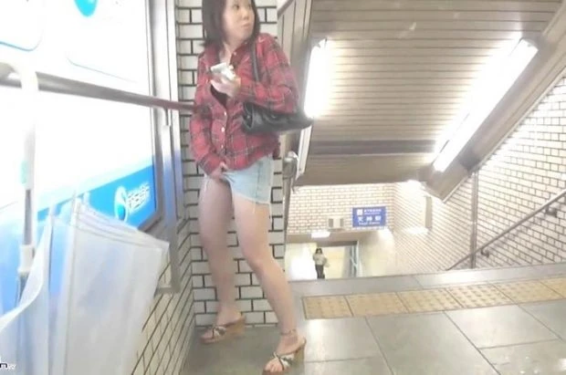 Pissing On The Subway Stairs (Piss Girl, Pissing On Self) (2023 | FullHD)
