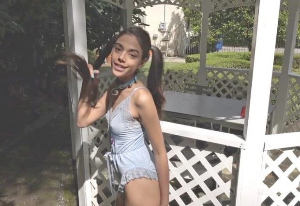 Outdoor Pissing (Selfpee, Gaping Pussy) - Harmony Wonder (2023 | FullHD)