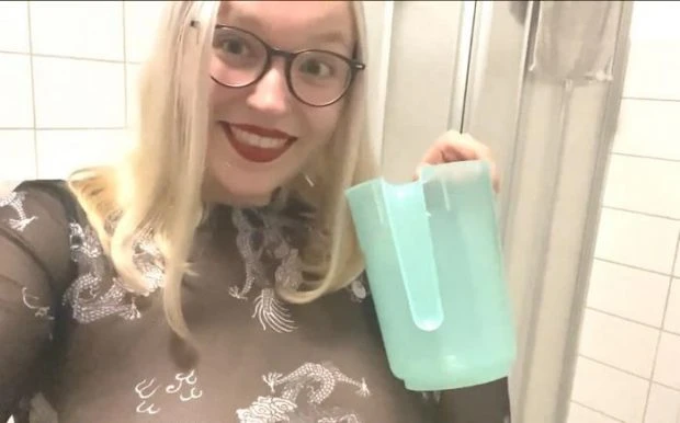 Piss in the measuring cup?! Half full or half empty? (Degustation Pissing, Extreme Pee) - Leni_Lizz (2023 | FullHD)