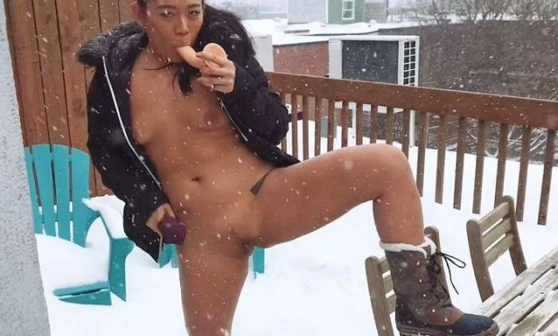 Pissing Dildo Fuck Outdoors In Snowstorm (Anal, Close Up) - Geishasgirl (2023 | FullHD)
