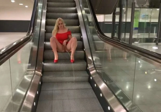 Extreme Piss At The Airport. Piss The Elevator And The Escalator (Pussy Wash, Uniform Sex) (2023 | FullHD)