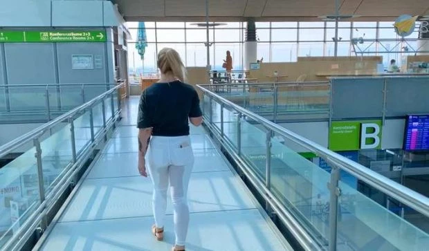 Wetting white jeans twice at the airport (Рeeing, Peeing Lesbians) - Devil-Sophie (2023 | FullHD)