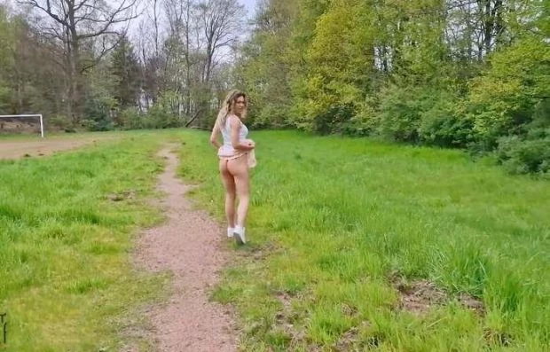 OMG my first outdoor piss. I really dared to do it. (Curvy, Licking) - Abygale-Fischer (2023 | FullHD)