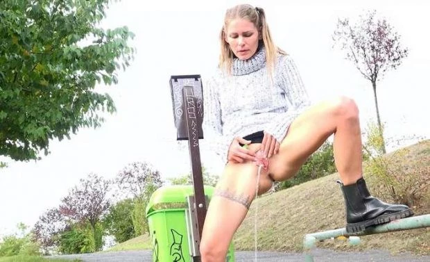 Peeing one leg on a railing (Amateur, Hidden Cam) - Claudia Macc (2023 | FullHD)