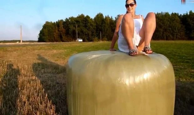 Pissing from a hay bale (Pissing In Action, Squirting) - ViktoriaGoo (2023 | HD)