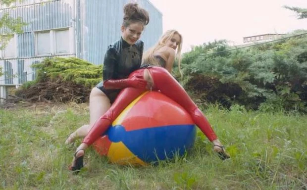 latex girls piss on beach ball (Toy, Clothing Mopping) - lolicoon (2024 | HD)